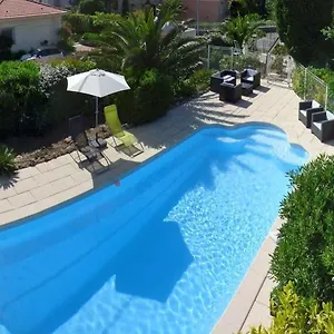 au-reveil-des-cigales.fr-provencehotel.com/